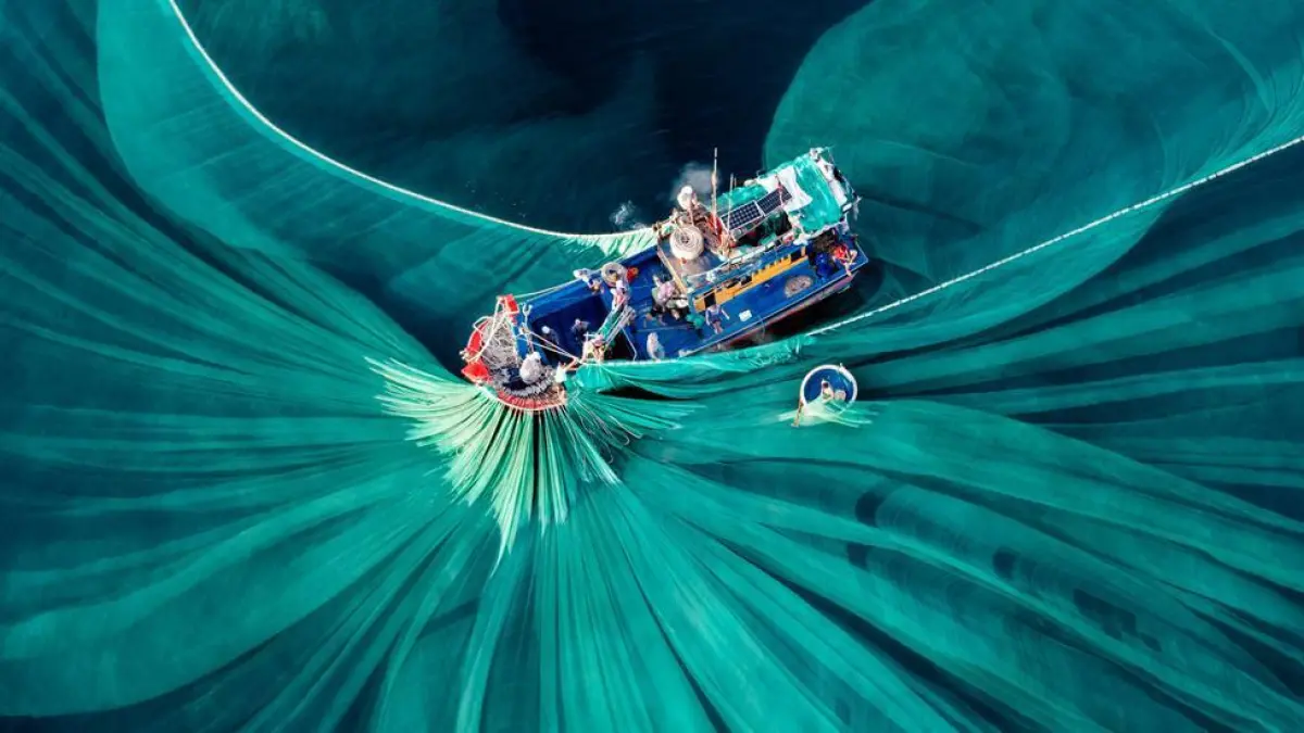 PROSES: “Silk of the Sea” karya Cao Thi Ngoc Diem, finalis The Pano Awards Southeast Asia Open Photographer of the Year 2025, yang mengabadikan proses pencucian kain sutra di Phu Yen Vietnam. (Dok: istimewa)
