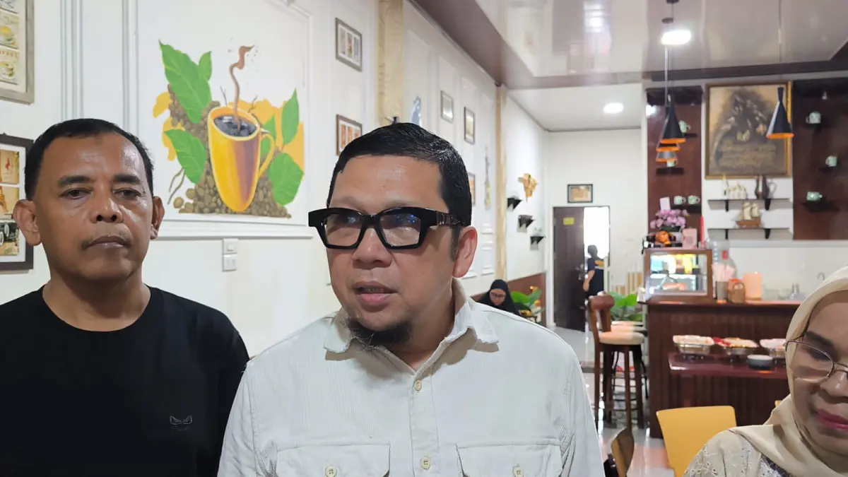 
ADK selaku Anggota DPR RI (tengah) saat diwawancarai di Binjai. (Teddy Akbari/Sumut Pos)