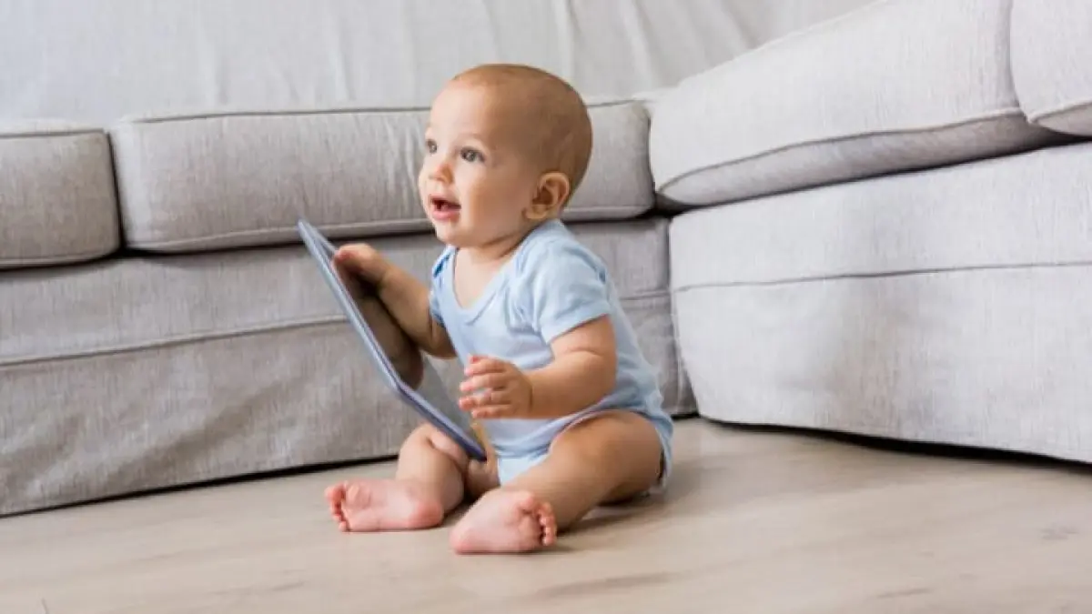 Anak berusia di bawah dua tahun disebut belum siap menerima paparan layar secara rutin karena masa tersebut merupakan periode emas perkembangan otak. (Freepik.com)