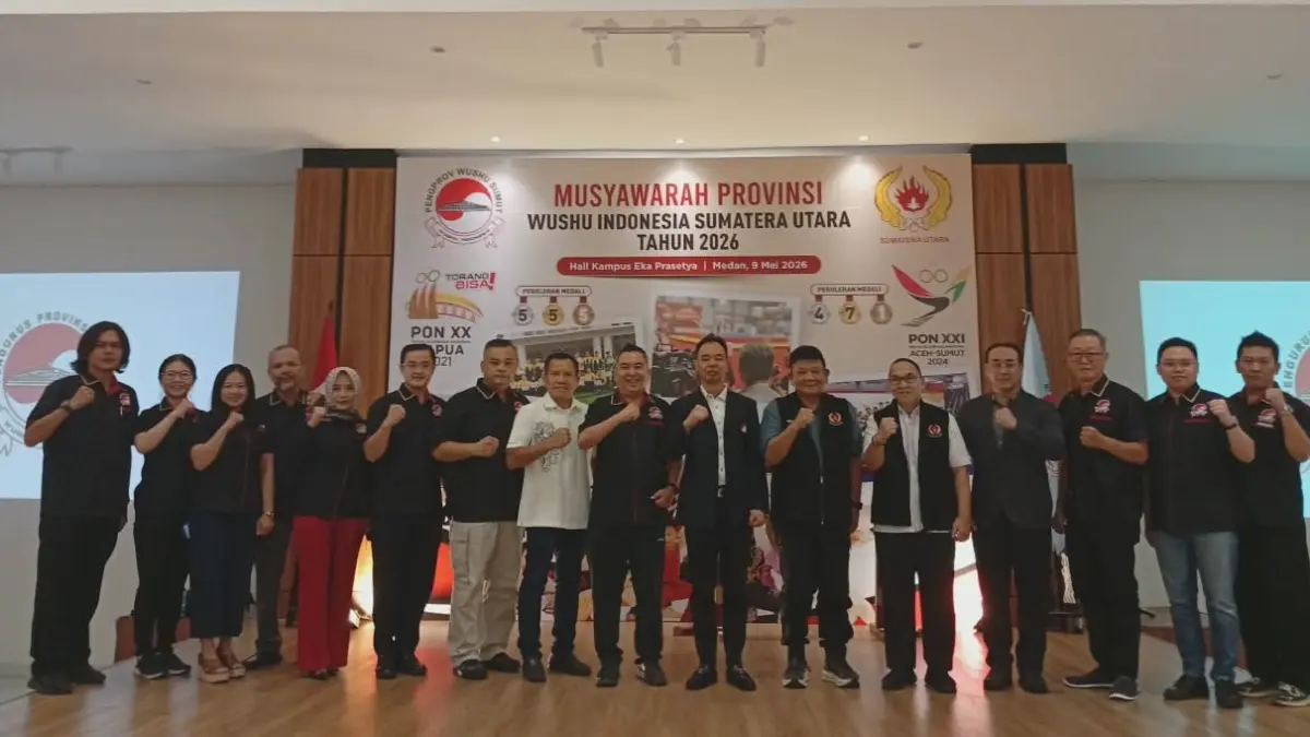 BERSAMA: Wakil Ketum I PB WI Iwan Kwok, Ketum KONI Sumut Hatunggal Siregar, Ketua WI Sumut 2022-2026 Darsen Song, Ketua Terpilih WI Sumut Irwan Kwok dan lainnya bersama Pengprov WI Sumut periode 2022-2026. (Dok Pribadi)