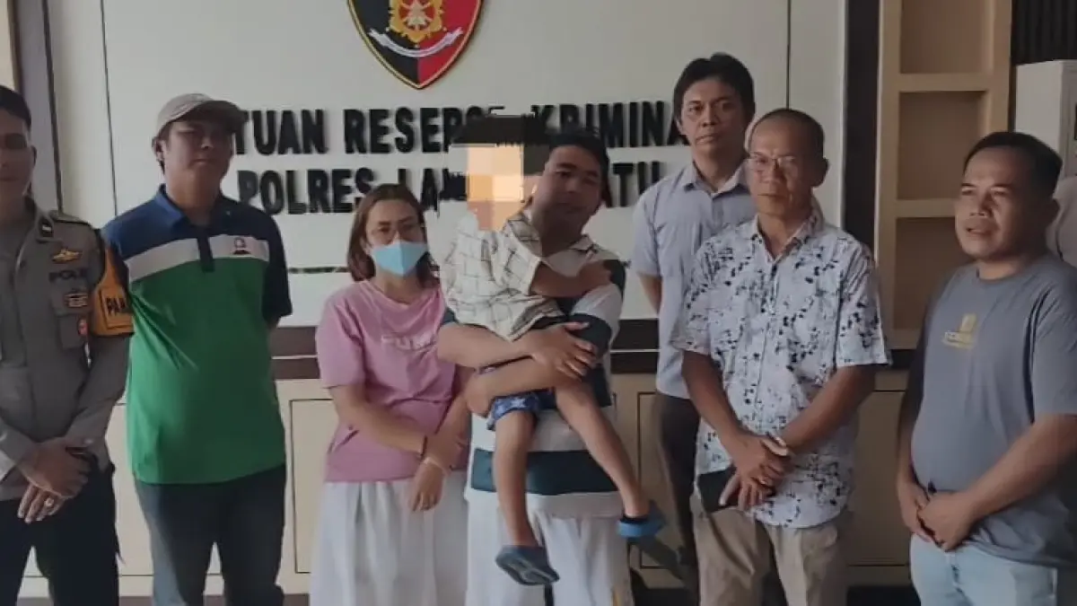 Bocah Leiv kesasar dan dibantu personel Polres Labuhanbatu menemukan kedua orangtuanya. (Fajar/Sumut Pos)