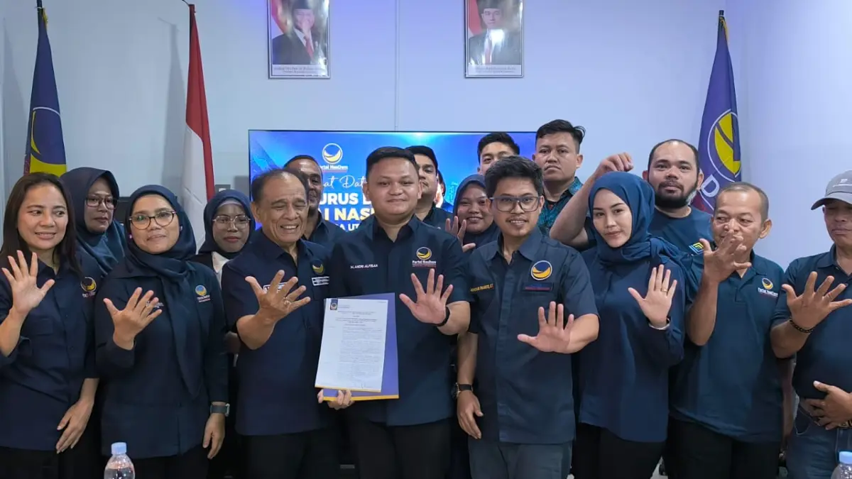 Ketua DPD Partai Nasdem Kota Binjai, Andri Alfisah foto bersama  dengan pengurus DPW Partai Nasdem Sumatera Utara. (Teddy Akbari/Sumut Pos)