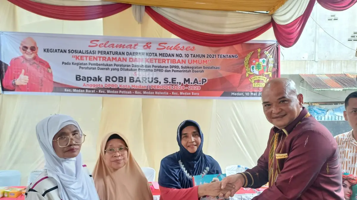 
Ketua Fraksi PDIP DPRD Medan, Robi Barus SE M.AP menggelar Sosialisasi Perda tentang Trantibum di Medan Baru, Minggu (10/5/2026) sore. (Markus Pasaribu/Sumut Pos) 