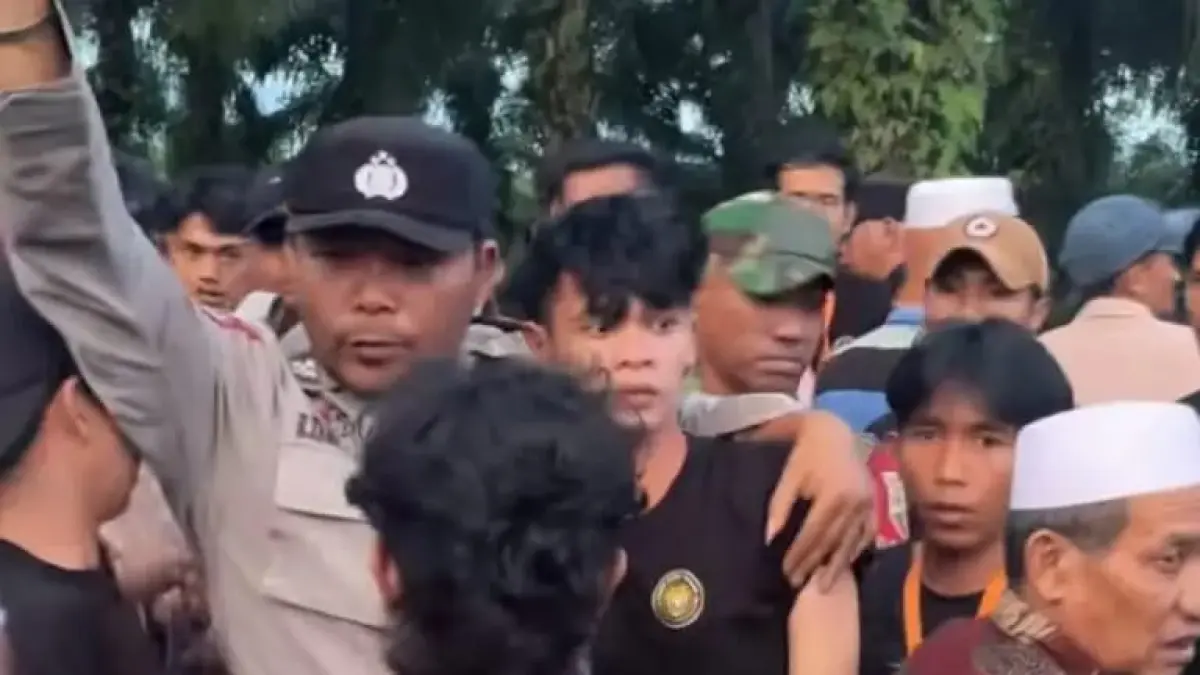 Personel  Polsek Sosa, Polres Padang Lawas mengamankan seseorang Official yang menjadi amukan massa  seporter. (Mitra Harahap/Sumut Pos)