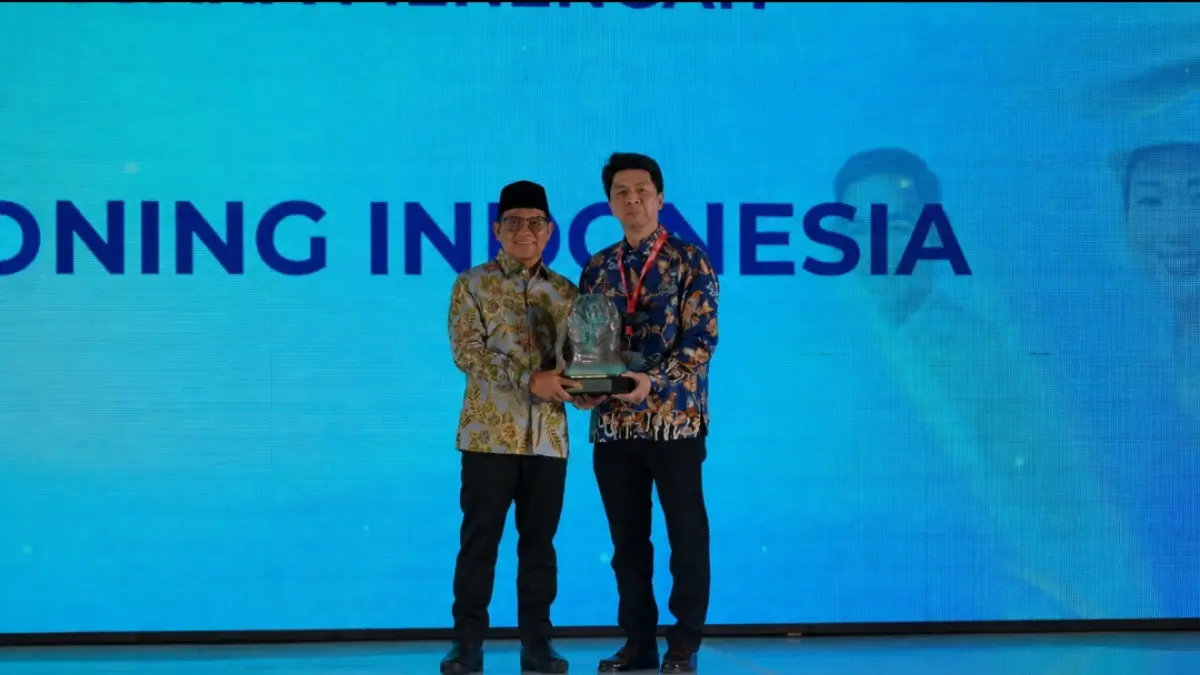 PENGHARGAAN: Direktur PT Daikin Airconditioning Indonesia menerima penghargaan Paritrana Award 2025 yang diserahkan langsung oleh Menteri Koordinator Bidang Pemberdayaan Masyarakat Republik Indonesia, Muhaimin Iskandar, dalam acara yang digelar di kantor pusat BPJS Ketenagakerjaan di kawasan H Rasuna Said, Jakarta (8/5/2026). (Dok: DAIKIN)