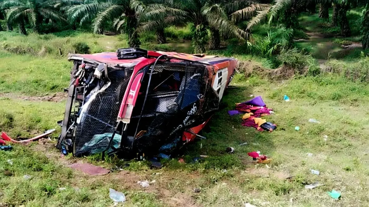 RINGSEK: Bus Halmahera rusak berat usai menabrak mobil pengangkut ayam saat melintas di  ruas Tol Medan–Tebing Tinggi, tepatnya di KM 63,2 Desa Sei Sejenggi, Kecamatan Perbaungan, Kabupaten Serdang Bedagai, Senin (11/5/2026)  pukul 06.00 WIB. (Istimewa/Sumut Pos)