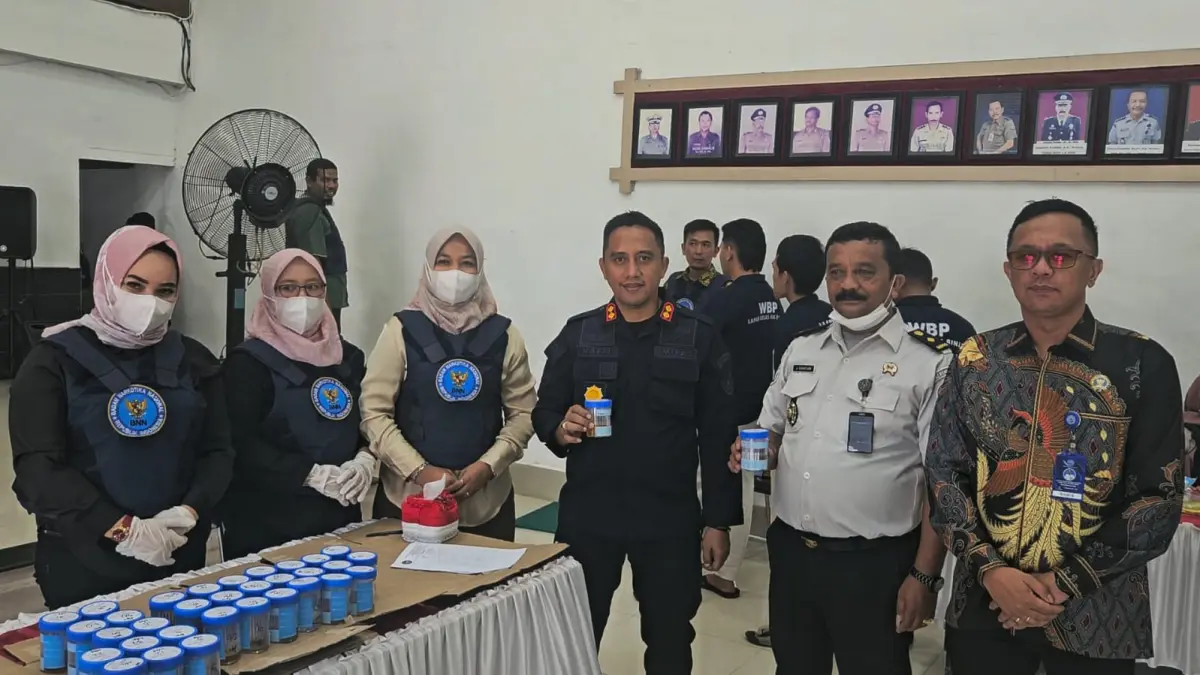 
Kalapas Binjai, Mochamad Mukaffi (tiga dari kanan) foto bersama petugas BNN usai tes urine. (Istimewa/Sumut Pos)