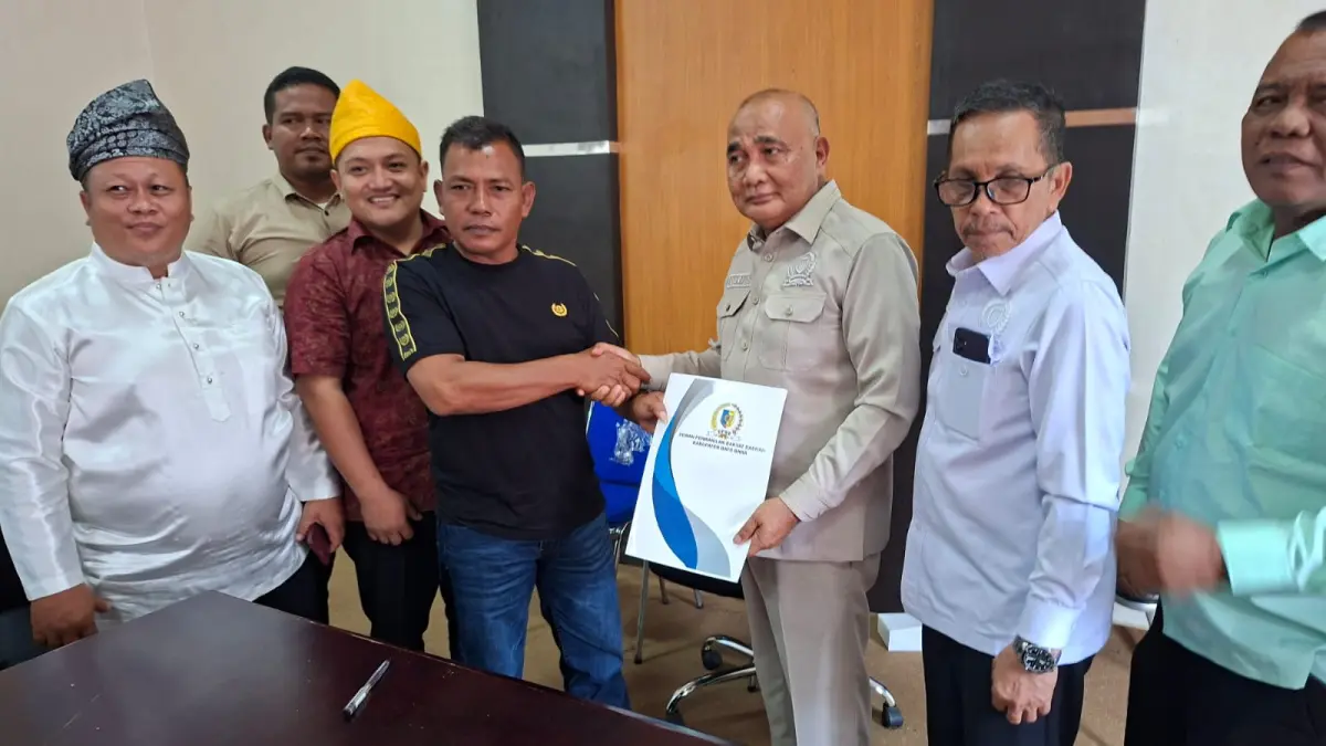 Ketua Komisi I Darius.dan  Ketua Komisi IV Sarianto Damanik dan Anggota Komisi I saat digelar rapat musyawarah bersama IWO dan Zuriat Kedatukan Lima Puluh di DPRD Batu Bara, Senin (12/5/2026). (Liberti H Haloho/Sumut Pos)