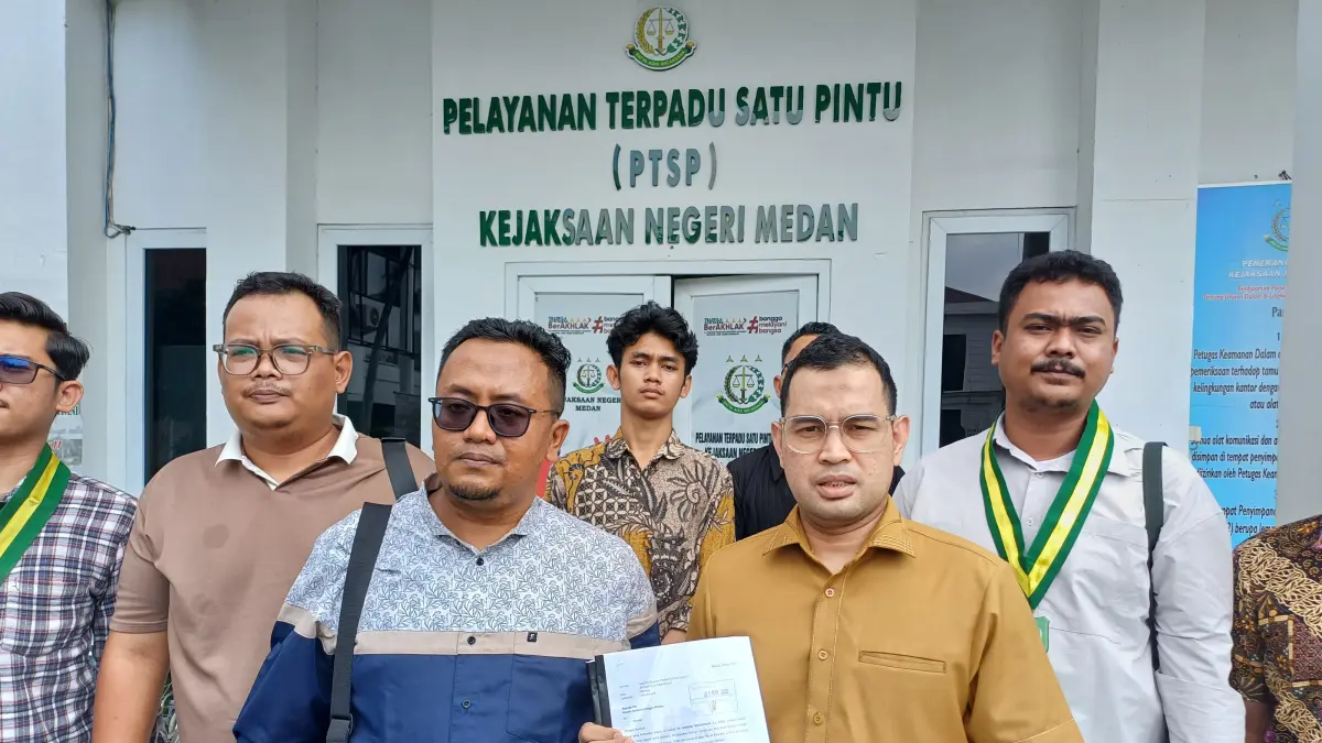 KUASA HUKUM: Dirut PUD Pasar Kota Medan, Anggia Ramadhan didampingi kuasa hukum laporan dugaan korupsi ke Kejari Medan, Senin (11/5/2026). (Dok: Markus Pasaribu/Sumut Pos) 