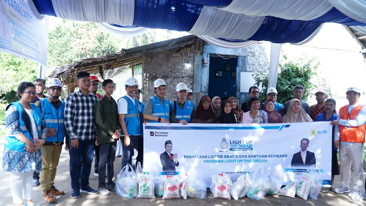 Masyarakat foto bersama saat menerima bantuan sembako serta penyalaan listrik gratis dari PLN UP3 Pematangsiantar.(Istimewa/Sumut Pos)