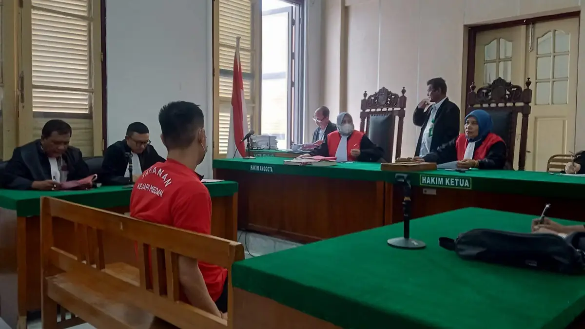 PEMBUNUHAN: David Chandra terdakwa kasus pembunuhan, menjalani sidang tuntutan di PN Medan, Senin (11/5). (Dok: istimewa)