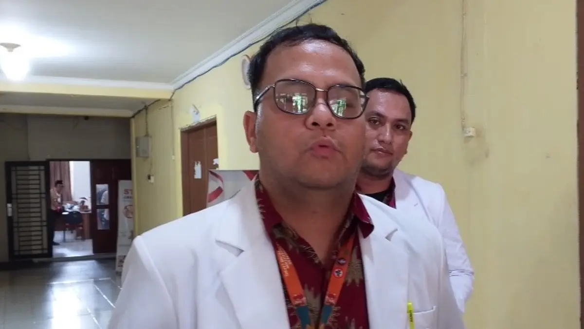 Perwakilan dokter spesialis, Perdana Liansyah Sihite saat diwawancarai wartawan. (Eriusman/Sumut Pos)