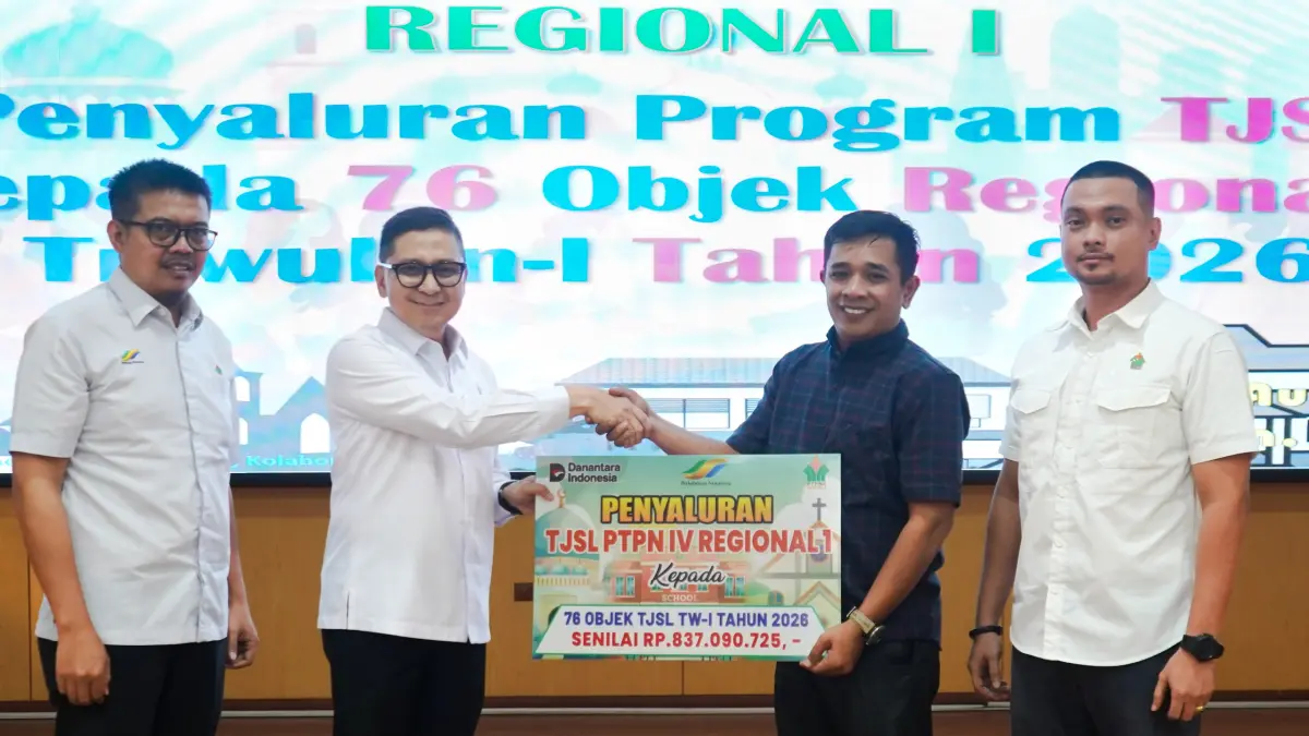 SERAHKAN BANTUAN: Plh Region Head PTPN IV Regional I Ahmad Diponegoro saat menyerahkan bantuan secara simbolis kepada Kepala Sekolah SD Alwashliyah 13 Medan Basrul,  selaku perwakilan dari penerima bantuan.(Istimewa/Sumut Pos)