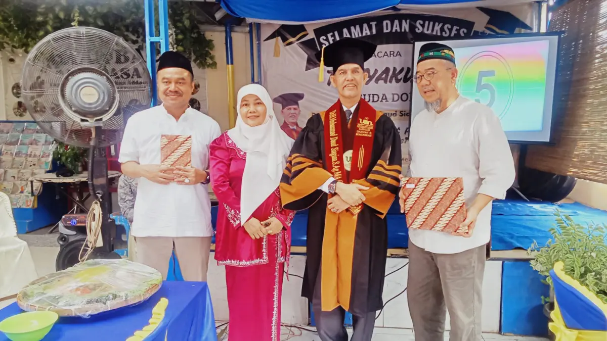 TASYAKURAN DOKTOR: Dari kanan Assoc. Prof. Dr. KRT H. Hardi Mulyono Surbakti, M.AP, Dr. H. Muhammad Daud Siagian, M.A Gr didampingi istri dan H. Farianda Putra Sinnik, S.E. (Deddi Mulia Purba/Sumut Pos)