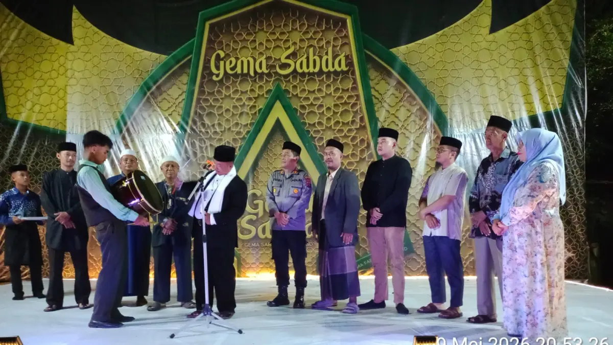 Camat Padang Hulu, Nanda Aulia Yusuf Purba (baju hitam tengah), menghadiri sekaligus memberikan apresiasi pada kegiatan Gempita Malam Seni Budaya (GEMA SABDA) di Pondok Pesantren Daarul Syuhada, Kelurahan Lubuk Baru, Kota Tebing Tinggi, Sabtu (09/5/2026) malam. (Azan Purba/ Sumut Pos_
