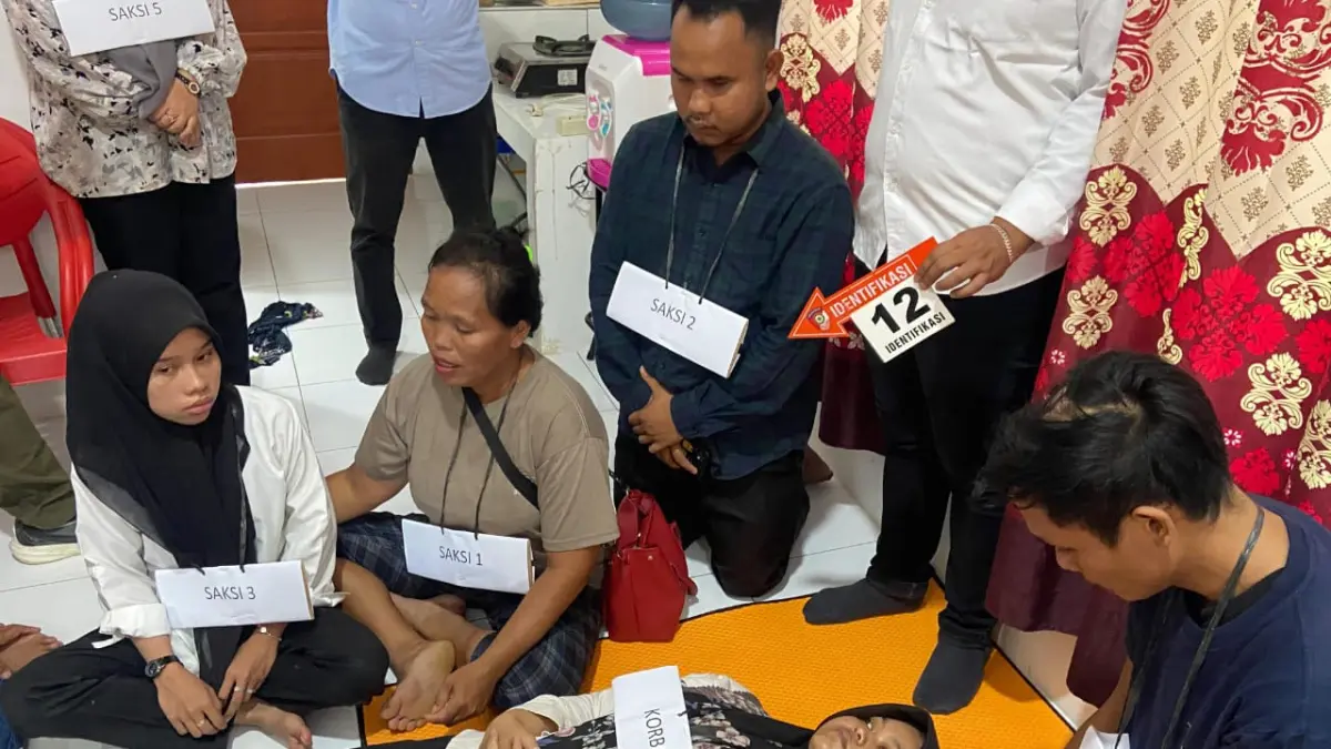 ADEGAN:  Kasat Reskrim Polres Labuhanbatu Selatan Elimawan Sitorus bersama jajaran memimpin rekonstruksi adegan pembunuhan yang disaksikan JPU Kejari Labusel. (Khairuddin/Sumut Pos) 