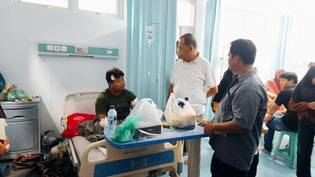 
Anggota DPRD Sumut, HM Yusuf yang karib disapa Ucok Aang (dua dari kanan) saat jenguk pelajar korban begal di RSUD Djoelham. (Istimewa/Sumut Pos)