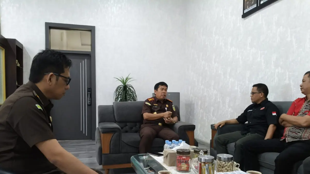  AUDIENSI: Kepala Kejaksaan Negeri Serdang Bedagai (Sergai), Amriyata, SH., MH  menerima audiensi Forwakum Sergai-T .Tinggi di ruangan kerjanya, Selasa (12/05). (Fadly/Sumut Pos )