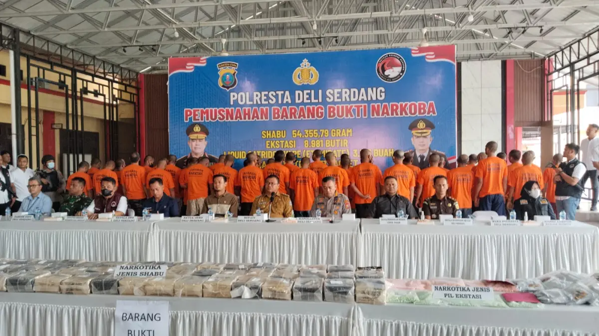 BARANG BUKTI: Kapolresta Kombes Pol Hendria Lesmana memimpin pemaparan pemusnahan barang bukti narkoba. (BATARA/SUMUT POS)