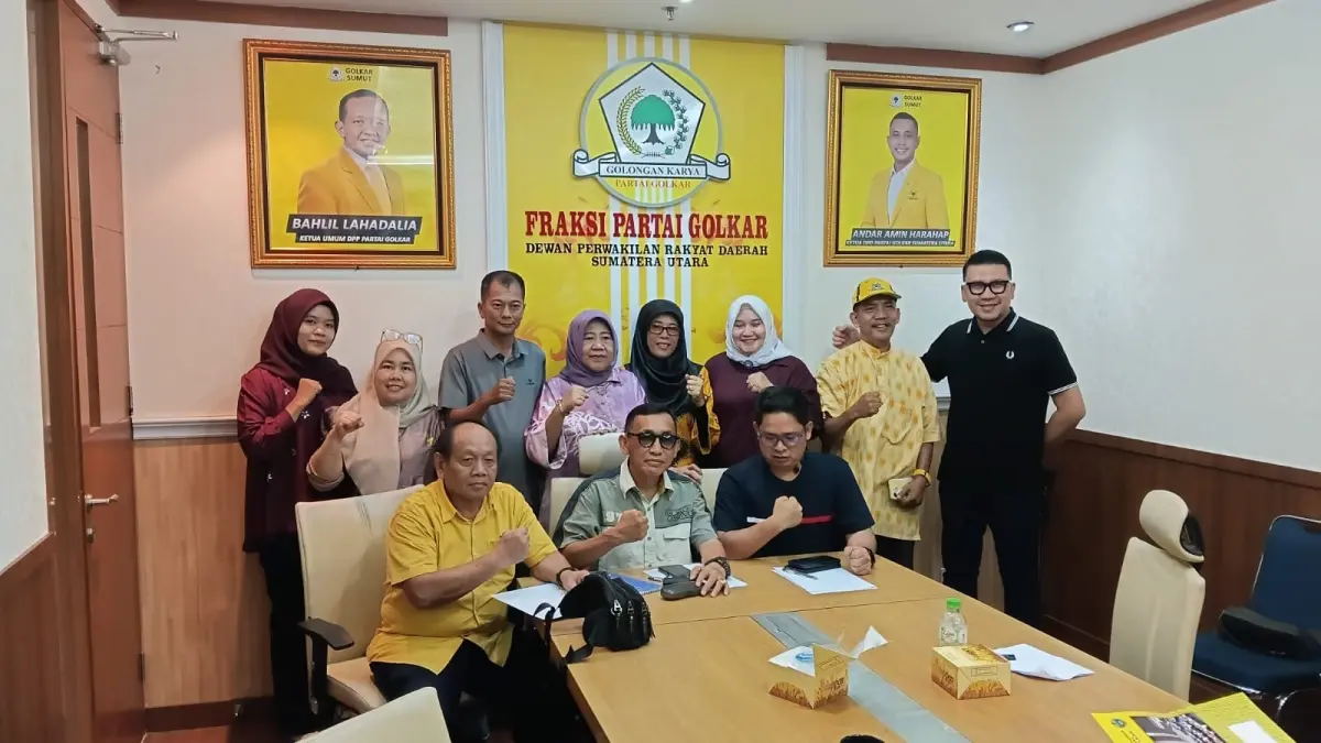 BERSAMA: Ketua Koordinator Penyembelihan Kurban Partai Golkar Sumut, H Isma Fadli Ardya Pulungan bersama panitia kurban saat temu pers, di ruang Fraksi Partai Golkar DPRD Sumut, Selasa (12/5). (Dok: Panitia Kurban Golkar Sumut)