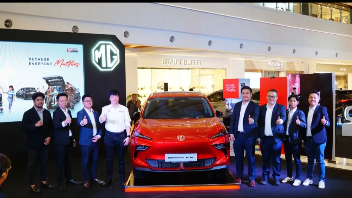 BERSAMA: Manajemen MG Indonesia berfoto bersama saat peluncuran MGS5 EV di Medan, Selasa (12/5/2026). (Dok: MG)