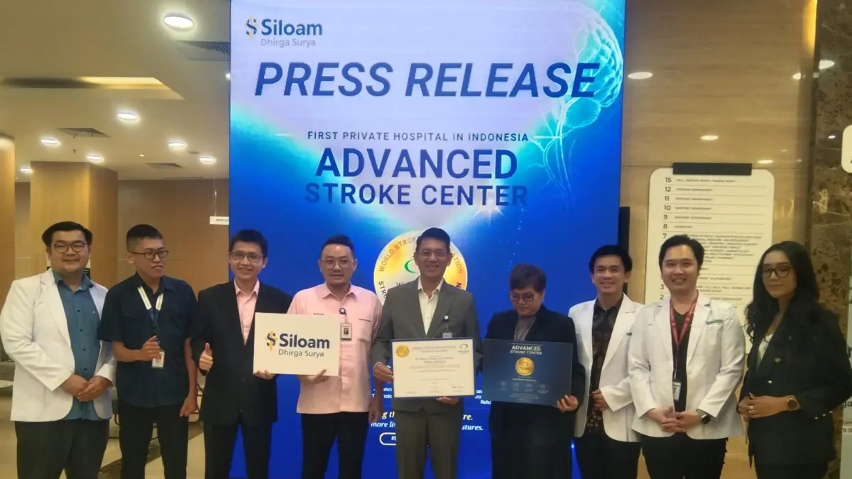 CEO Siloam Hospital Dhirga Surya Medan Hartono Teguh Wijaya (tengah) didampingi manajemen dan tim neuroscience saat konferensi pers di RS Siloam Dhirga Surya Medan, Selasa (12/5/2026). Foto: Ade Zulfi/Sumut Pos