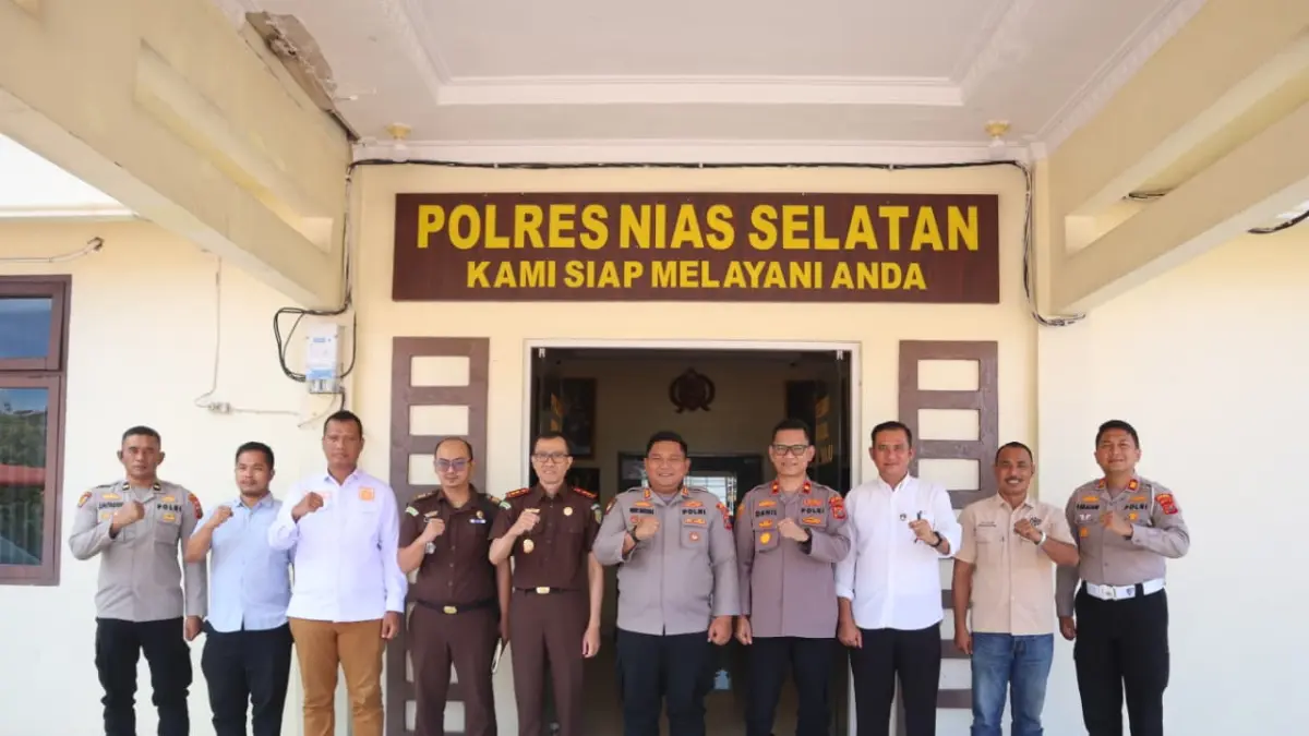 FOTO BERSAMA: Kapolres Nias Selatan AKBP Ferry Mulyana Sunarya, S.I.K., M.H. foto bersama usai menerima Kunjungan silaturahmi Kajari Nias Selatan, Imam Fauzi, S.H.n Kajari Nisel. ( Eriusman Duha/Sumut Pos)