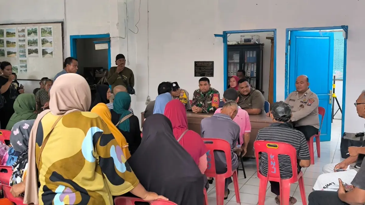 
GERUDUK: Masyarakat Dusun III Kwala Serdang saat geruduk dan mediasi dengan Kades Naman Jahe, Nobdi Nanda Ginting Suka. (Teddy Akbari/Sumut Pos)