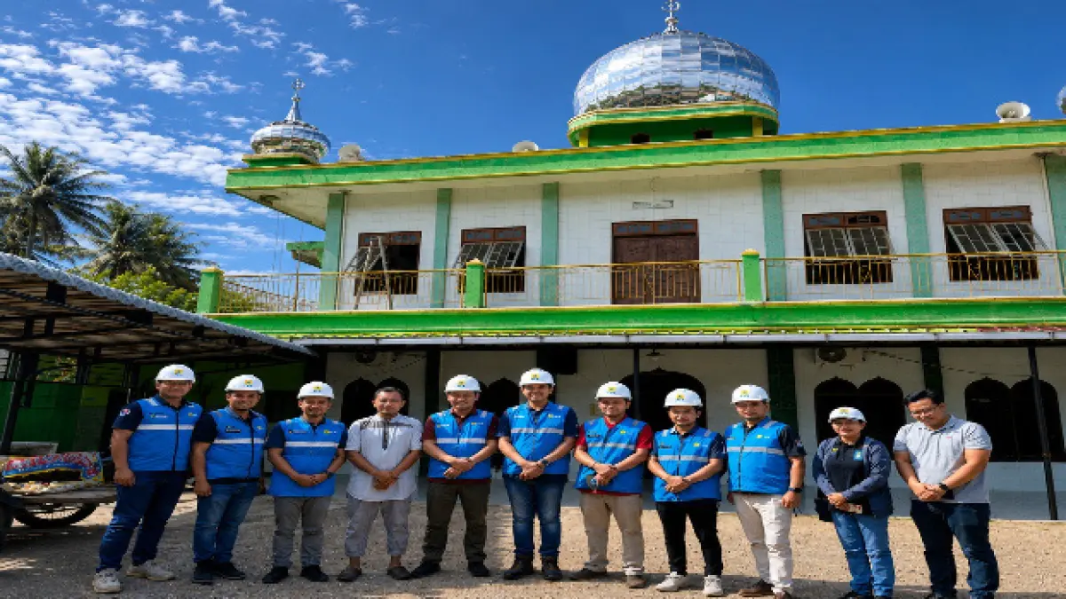 Ketua Badan Kemakmuran Masjid (BKM) Masjid Al Hikmah Kalangan, Saribudi Waruhu berfoto bersama General Manager dan Jajaran Manajemen di depan Masjid Kalangan. (Istimewa/Sumut Pos)