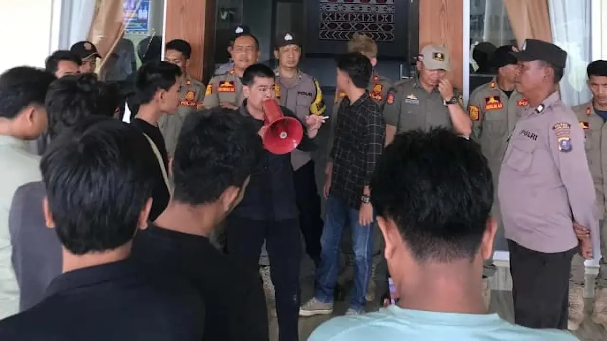 Masa dari Gerakan Pemuda dan Mahasiswa Padang Lawas ( GPM PALAS), geruduk Kantor Bupati Senin 11 Mei 2026. (Mitra Harahap/Sumut Pos)