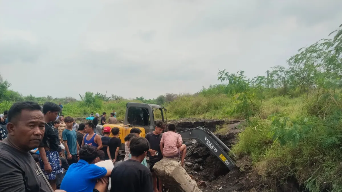 JASAD: Alat berat sedang mencari jasad dua pria yang tertimbun longsor saat mengorek tanah yang diduga mengandung biji timah di kawasan Jalan KL Yos Sudarso, Kelurahan Kota Bangun, Kecamatan Medan Deli, Kota Medan, akhirnya ditemukan dalam kondisi meninggal dunia, Selasa (12/5/2026).(Dok: Basarnas Medan)