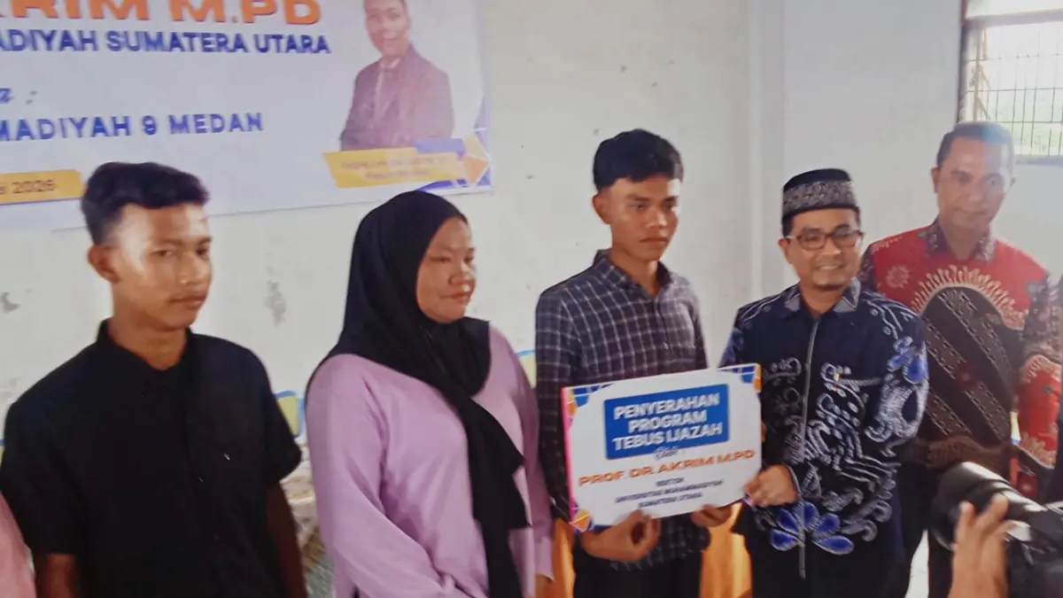 TEBUS IJAZAH: Prof. Dr..Akrim Lubis, M.Pd (2 kanan) menyerahkan bantuan program tebus ijazah di SMK Muhammadiyah 9 Medan. (Deddi Mulia Purba/Sumut Pos)