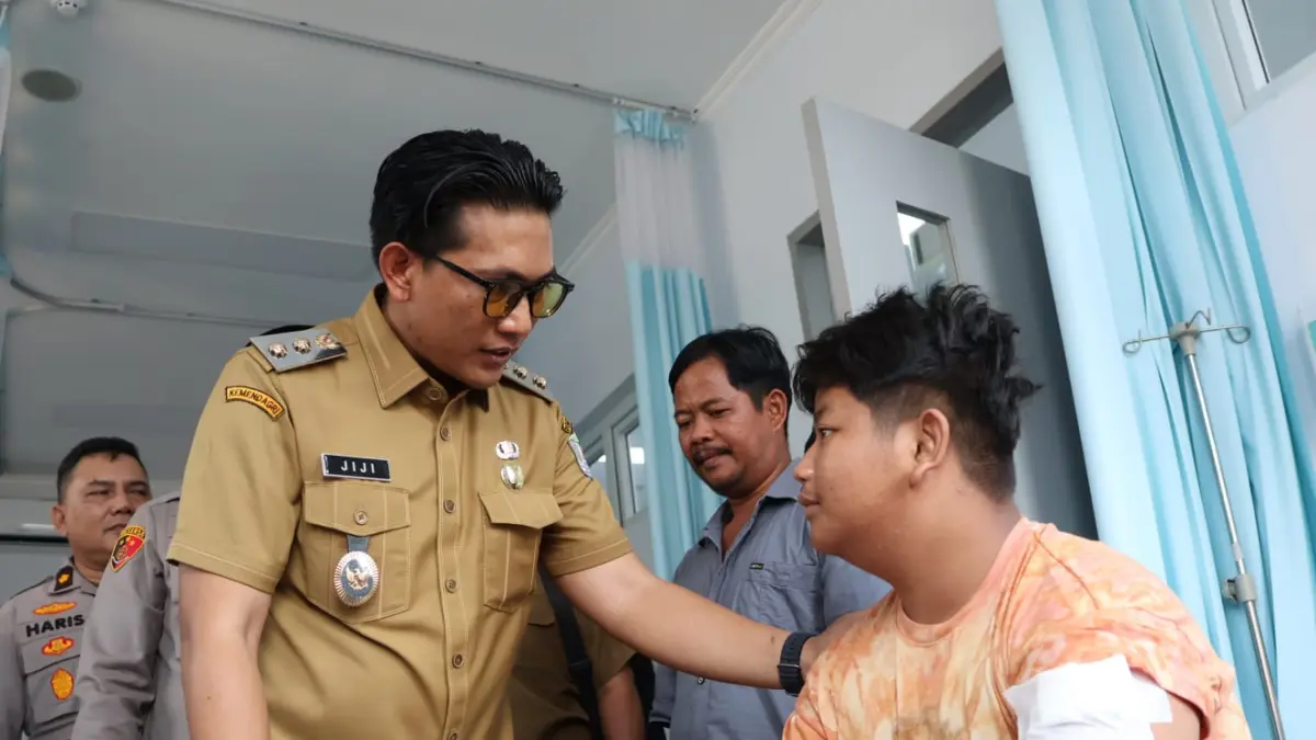 
Wawako Binjai, Hasanul Jihadi saat menjenguk pelajar salah satu sekolah menengah atas negeri yang menjadi korban begal di RSUD Djoelham. (Istimewa/Sumut Pos)