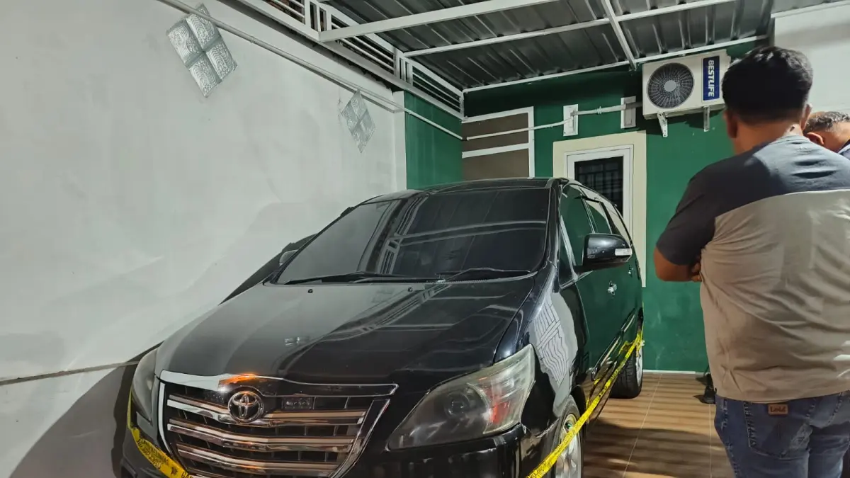 TEMBAKAN: Mobil Toyota Innova BK 1618 MH yang terparkir di rumah pegawai Lapas di Jalan Bani Hasyim, Kecamatan Padang Hilir, Kota Tebing Tinggi, mengalami kerusakan  bagian kaca bawa depan, diduga akibat tembakan OTK, Selasa (12/5/2026) malam. (AZAN PRBA/SUMUT POS)