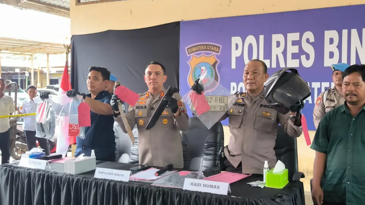 
BARANG BUKTI: Kapolres Binjai, AKBP Mirzal Maulana (dua dari kiri) didampingi Kasat Reskrim, AKP Hizkia Siagian (kiri) saat menunjukkan barang bukti pengungkapan kasus begal. (Teddy Akbari/Sumut Pos)