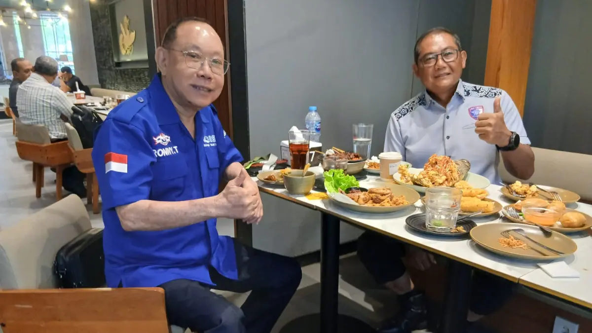 BERSAMA: Ronny Tanuwijaya bersama Manager Timnas, Sumardji. (Dok: Ronny Tanuwijaya)

