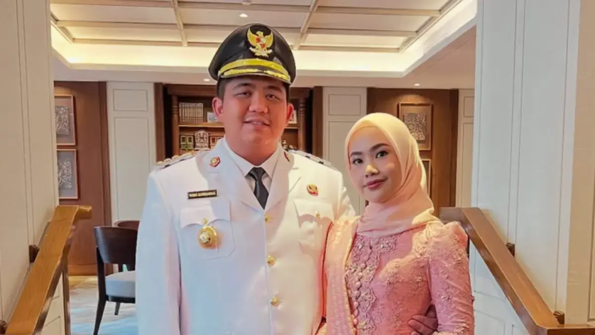 Bupati Bintan Roby Kurniawan bersama sang istri. (Instagram @robykurniawanansar)
