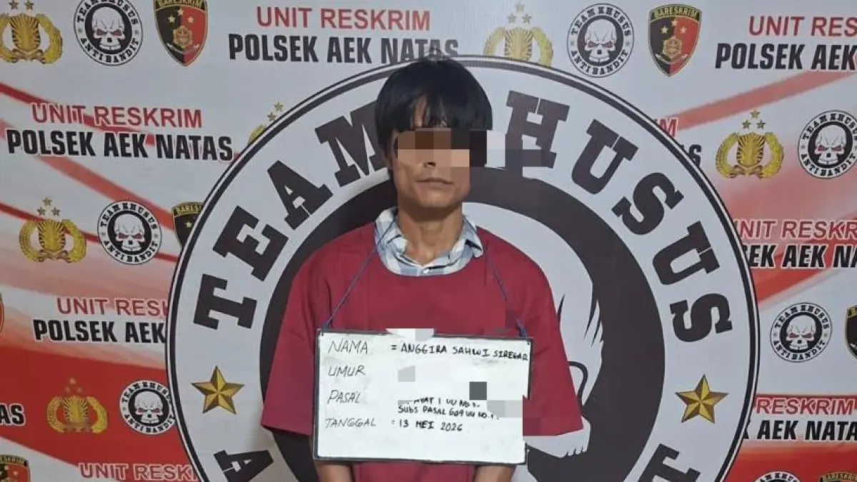 DIAMANKAN: Tersangka Uli diamankan terkait indikasi peredaran narkoba jenis sabu. (Fajar/Sumut Pos)