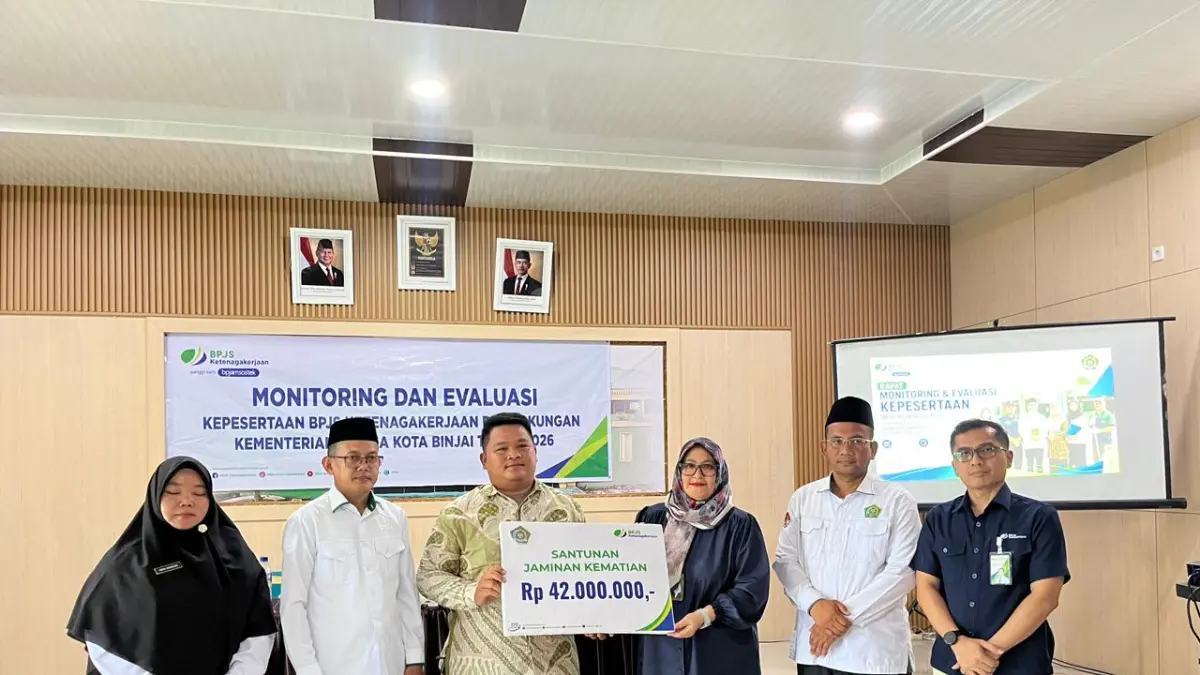 
Kacab BPJS Ketenagakerjaan Binjai, Inggrid Maya Sari (tiga dari kanan) saat memberikan santunan secara simbolis. (BPJS Ketenagakerjaan Binjai/Sumut Pos)