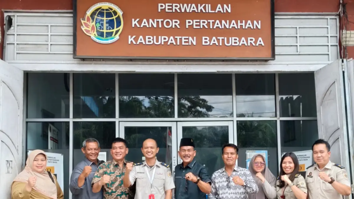 KUNKER: Kepala Kantor BPN Batu Bara Richard Immanuel L. Tobing, S.H., LLM menerima kunjungan kerja Wakil Ketua Pansus DPRD Langkat Drs. Pimanta Ginting bersama rombongan di Kantor BPN Kabupaten Batu Bara, Senin (11/5/2026). ( Liberti H. Haloho/Sumut Pos)
