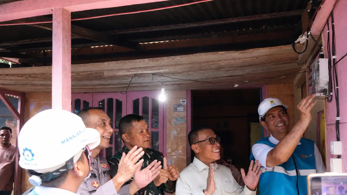 LISTRIK: Proses Penyalaan listrik bersama yang dilakukan oleh Manager PLN UP3 Sibolga, Bachtiar bersama Bupati Tapanuli Tengah dan jajaran Muspika Tapteng. (Humas PLN UID Sumut/Sumut Pos)