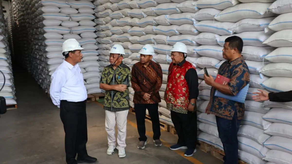 Mentan Amran saat menghadiri kegiatan Dialog Swasembada Pangan di Gudang Bulog Romokalisari, Surabaya, Jawa Timur, Rabu (13/5/2026). Foto : Kementan