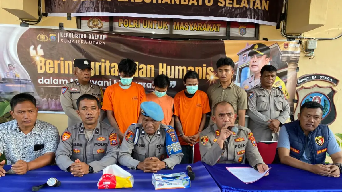 PEMAPARAN: Kapolres Labuhanbatu Selatan AKBP Aditya S.P. Sembiring melalui Kapolsek Torgamba AKP Sunipan Gurusinga memaparkan tiga tersangka pencurian sawit beserta barang bukti. (Khairuddin/Sumut Pos)