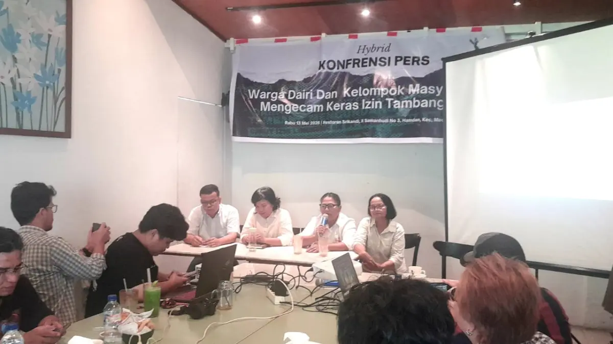 PERS: Warga Dairi didampingi Kuasa Hukum Sekber Tolak Tambang PT DPM, Hendra Sinurat dan Bakumsu saat menggelar temu pers, di Restoran Srikandi, Jalan Samanhudi Medan, Rabu (13/5). (Dok: Dewi Syahruni Lubis/Sumut Pos)
