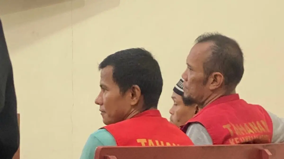   Prayuka Uganda bersama rekannya Kelana saat audang di PN Lubuk Pakam . ( Fadly/Sumut Pos)