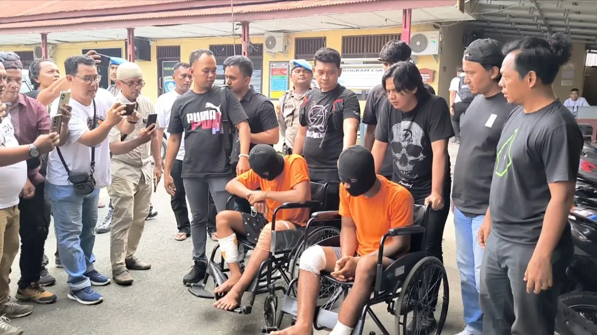 
TERSANGKA: Kedua tersangka begal pelajar saat duduk dikursi roda usai dihadiahi timah panas oleh Tim Cobra Polres Binjai. (Teddy Akbari/Sumut Pos)