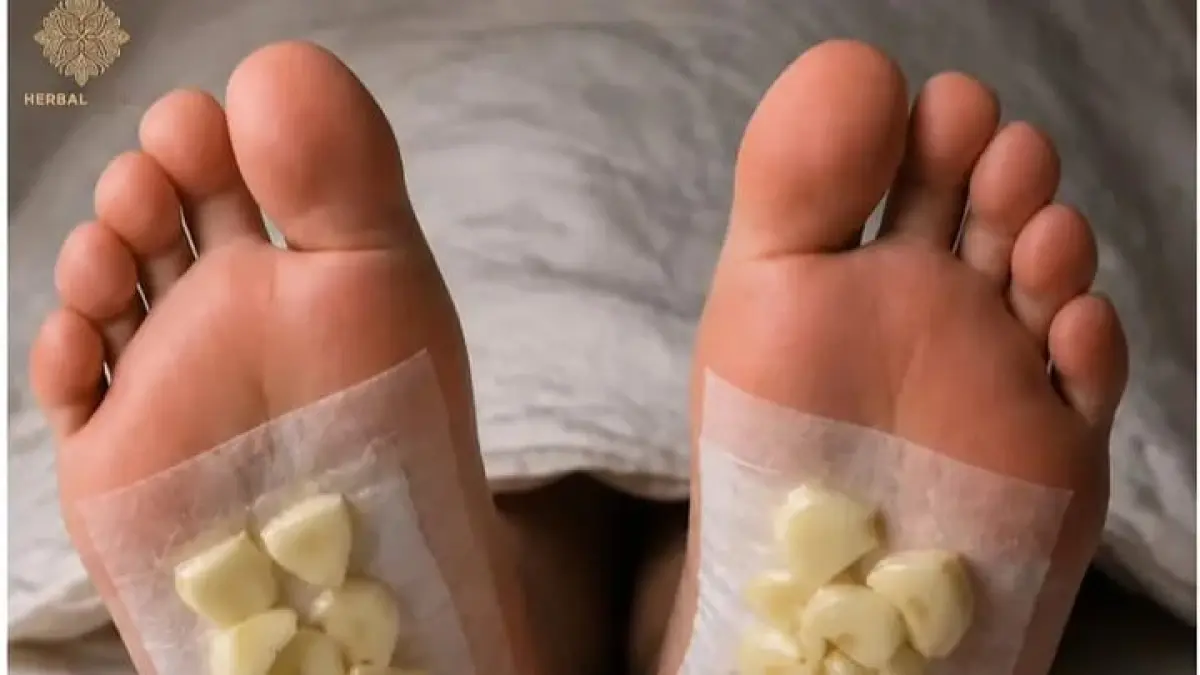 Tren detoks dengan cara meletakkan bawang putih di telapak kaki sebelum tidur. (Instagram @juruskesehatan)