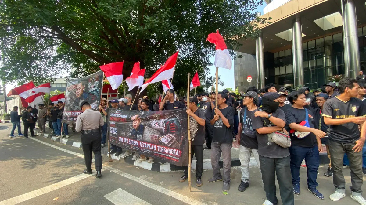 UNJUK RASA: Massa Jaringan Aktivis Nusantara menggelar aksi unjuk rasa di depan Gedung KPK, Rabu (13/5/2026). (Dok Pribadi)