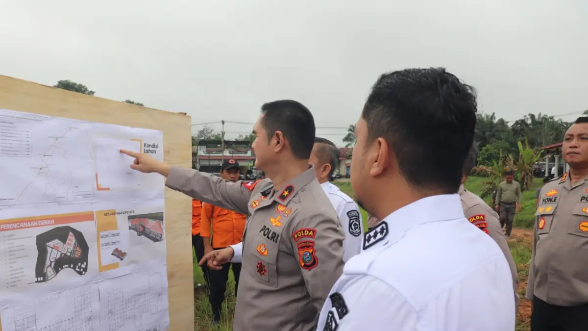 Wakapolda Sumut bersama Bupati Paluta, H Reski Basyah Harahap SSTP MSi, cek lahan pembangunan Polres Paluta. (Mitra Haharap/Sumut Pos)