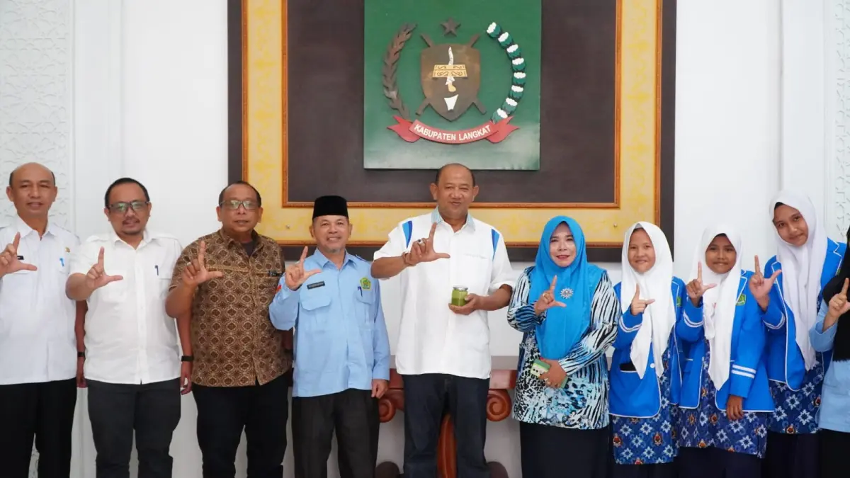 AUDIENSI: Bupati Langkat, Syah Afandin saat menerima audiensi dari tiga pelajar yang akan bertanding di Malaysia. (Dok: Diskominfo Langkat)
